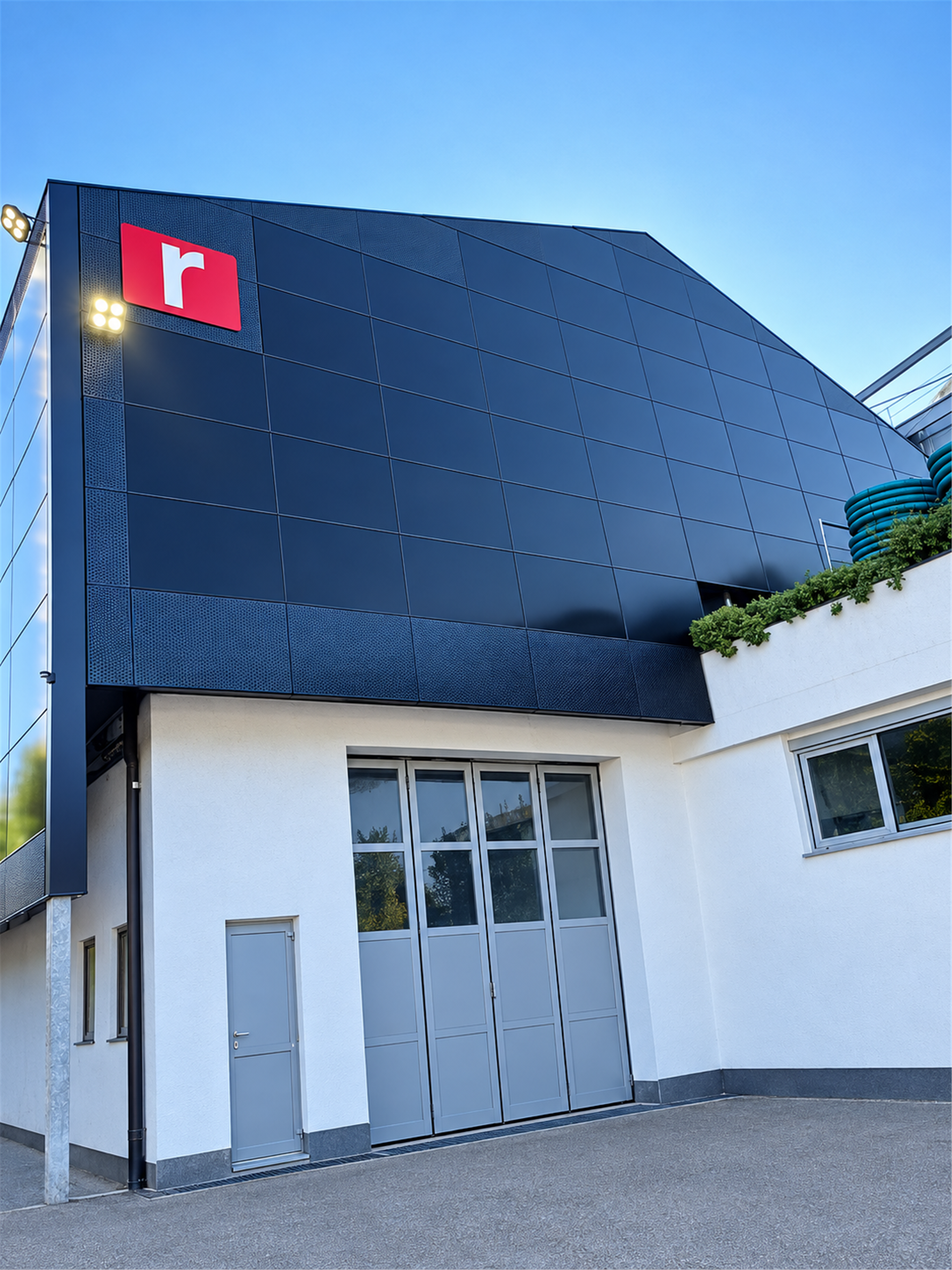 Stahlkonstruktion mit Streckmetallfassade und integrierten Photovoltaikpaneelen